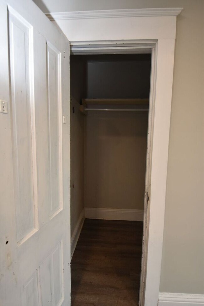 Building Photo - Spacious Downtown Mishawaka Apartment