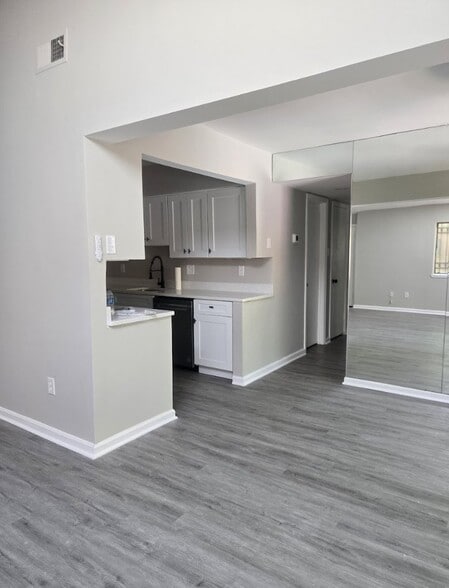 Building Photo - 3452 Summit Ct NE