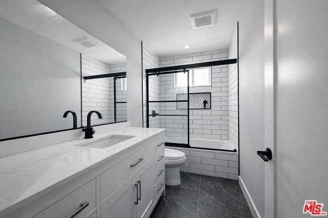 Building Photo - 1307 Tamarind Ave