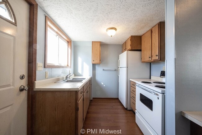 Building Photo - Charming Studio Apartment in Greenfield, I...
