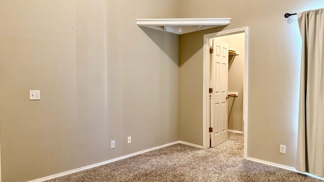 Building Photo - Upper-level condo