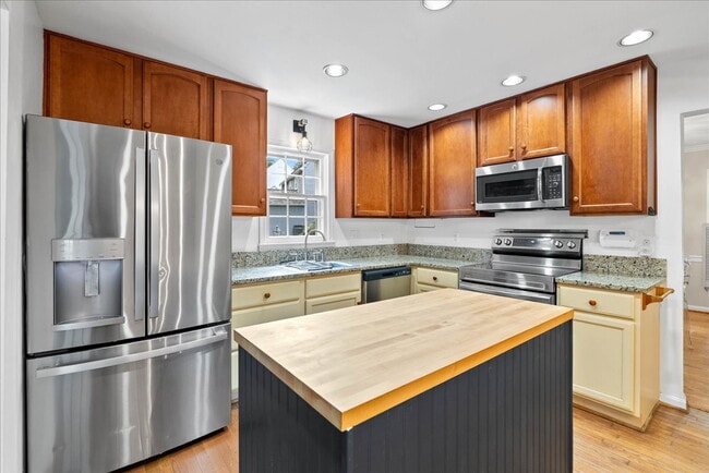 Building Photo - "Luxurious 3-Bed Retreat with Finished Bas...
