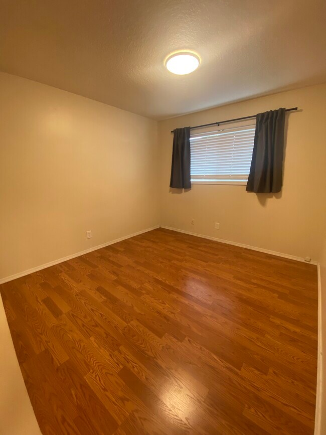 Building Photo - 749 NE 20th Pl