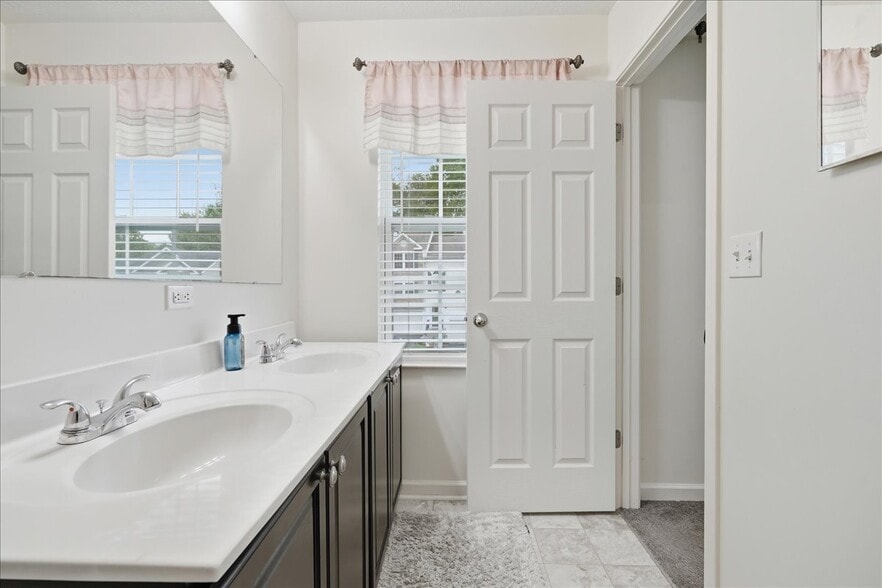 Building Photo - 1501 Canterbury Dr