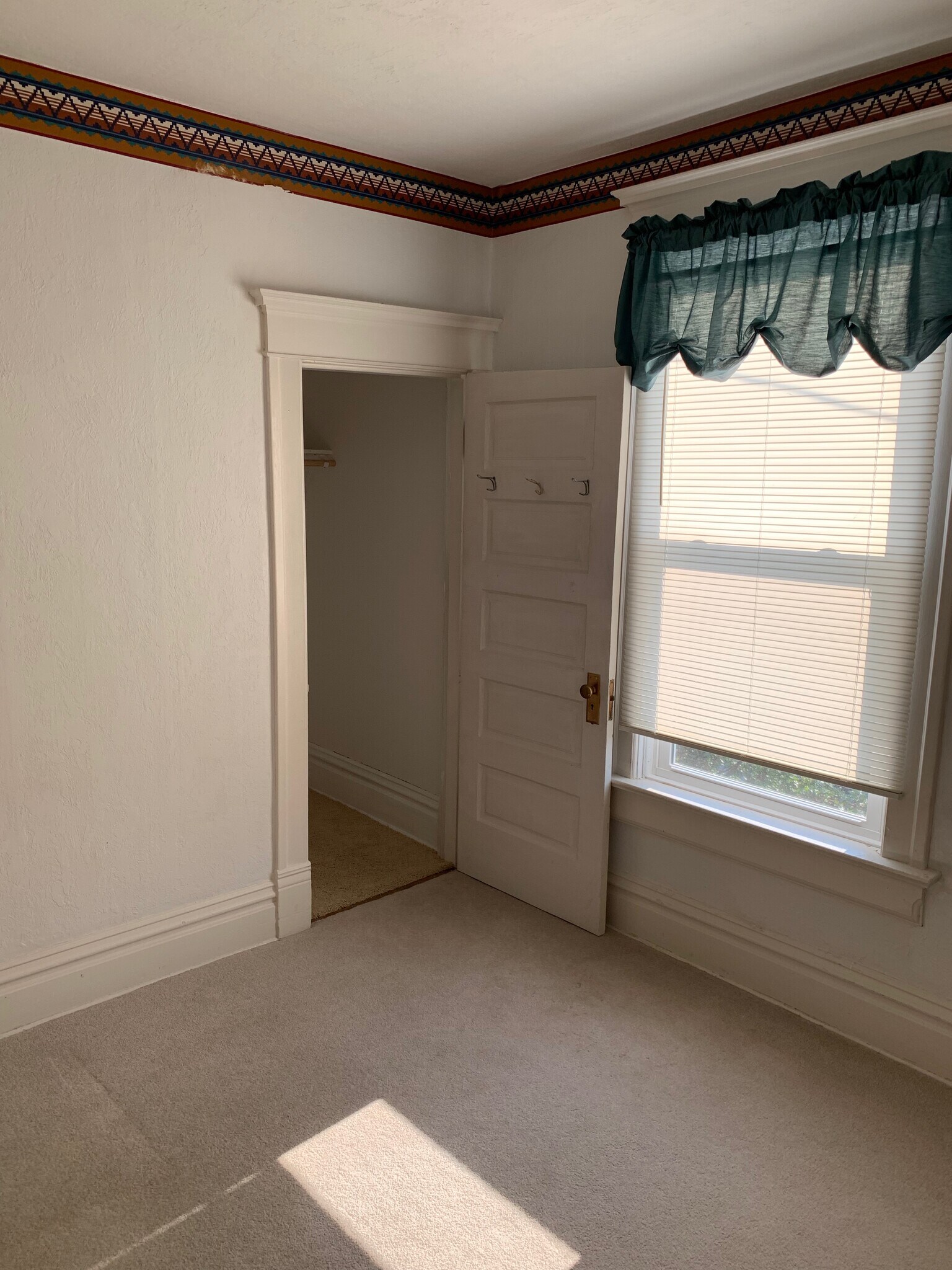 Building Photo - 800 W Broadway St