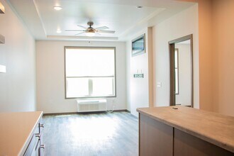 Building Photo - Helen Park Top Floor 1 Bed!