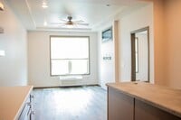 Building Photo - Helen Park Top Floor 1 Bed!