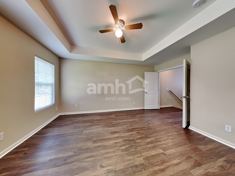 Building Photo - 910 Laurel Oaks Ln