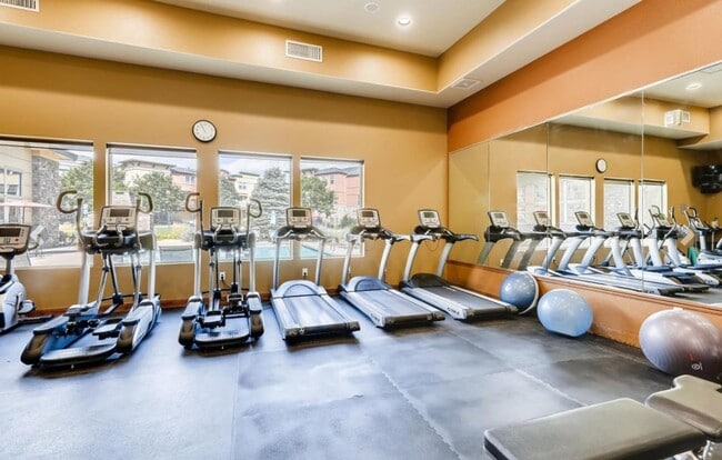Building Photo - Top floor 2bd 2 bath condo conveniently located in Broomfield!