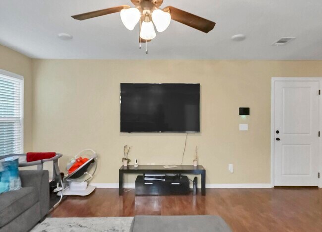 Building Photo - 220 Wainwright Dr