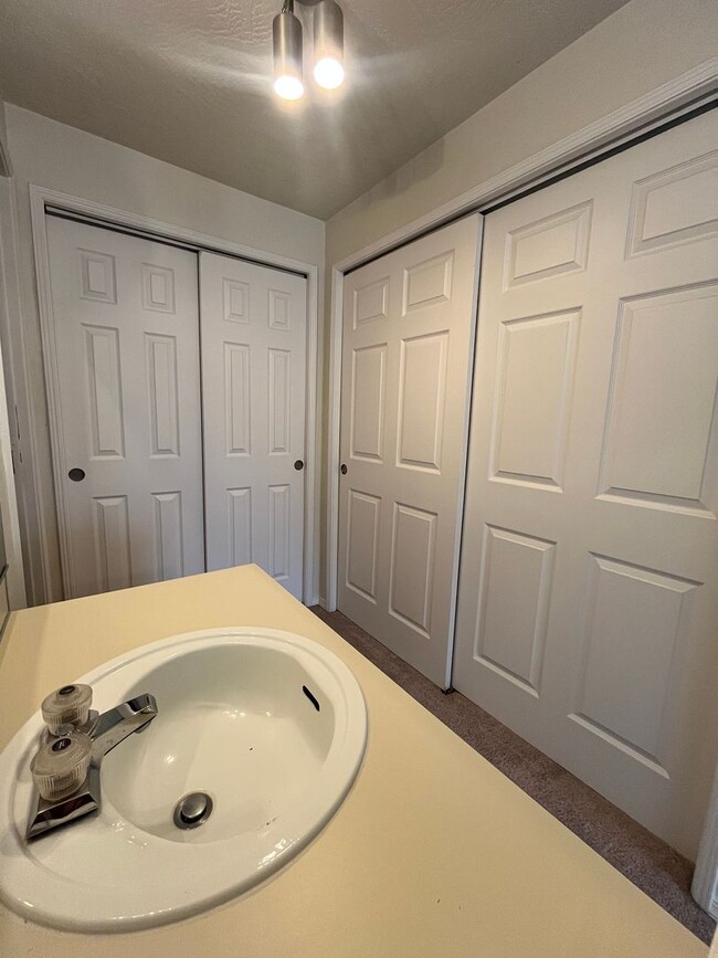 Building Photo - 3-Bedroom 1 1/2 Bathroom Condo in West Eugene