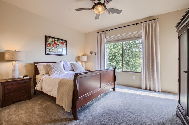 Primary bedroom with king-size bed - 19475 N Grayhawk Dr