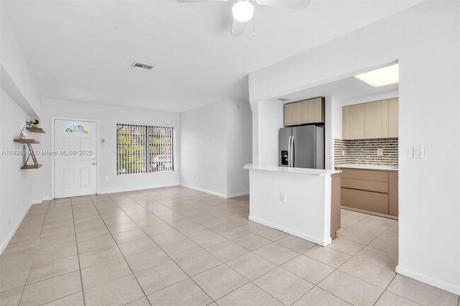 Building Photo - 1050 NE 156th St