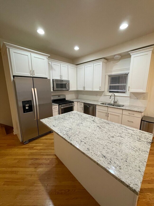 Building Photo - Very Spacious 5 BR/3 BA Duplex in Lincoln ...