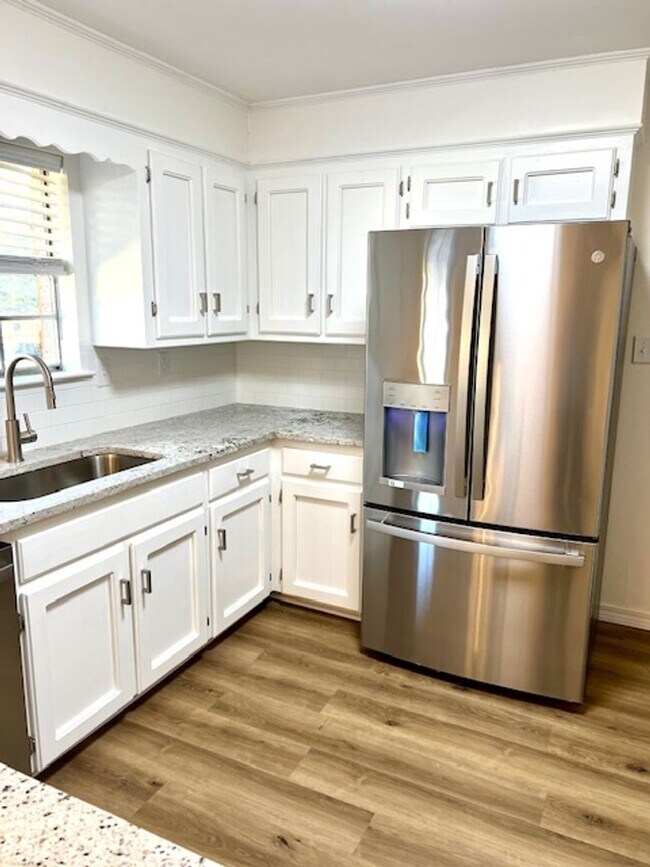 Building Photo - Corner Lot Brick Huntleigh Woods