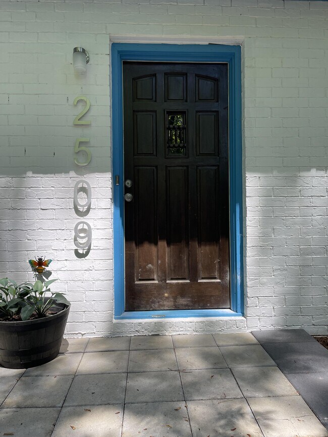Building Photo - 2511 Skyland Trail NE