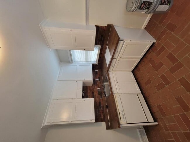 Building Photo - 13568 Norborne Ave