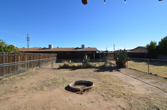 Building Photo - 1152 N Santa Rosa Ave