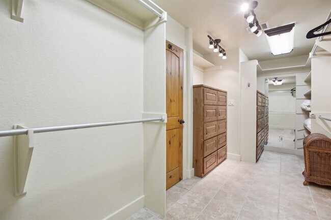 Building Photo - 6211 Acacia Dr