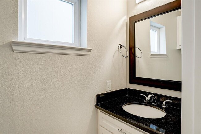 Building Photo - 2613 Waugh Dr