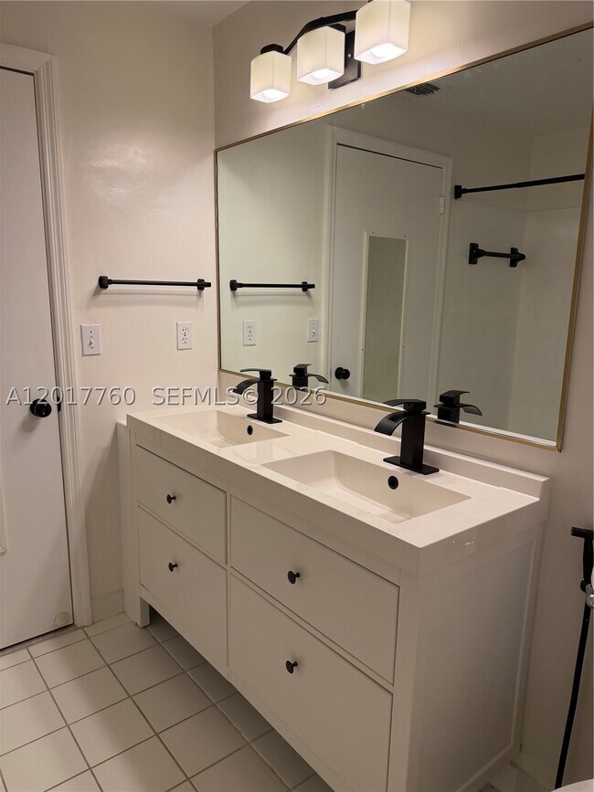 Building Photo - 1561 Sorrento Dr
