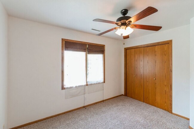 Building Photo - FINISHED BASEMENT WITH FENCED YARD! 4 Bedroom, 3.5 Bathroom Home in Ames