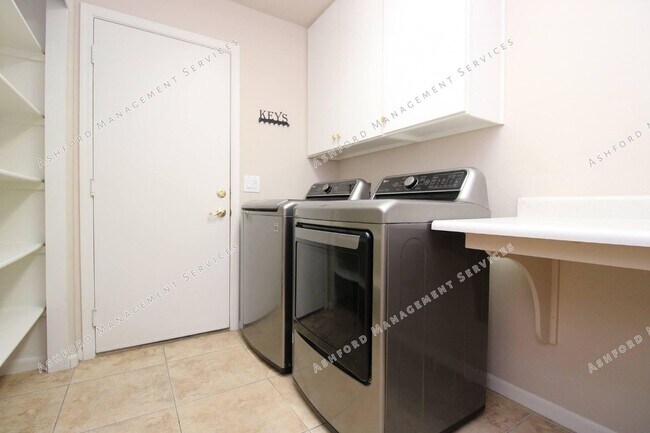 Building Photo - BEAUTIFUL 4 BEDROOM + LOFT ON CULDESAC WITH POOL/SPA