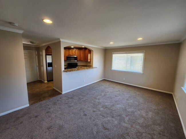 Building Photo - Upper 1 Bedroom Unit Located in Verano Com...