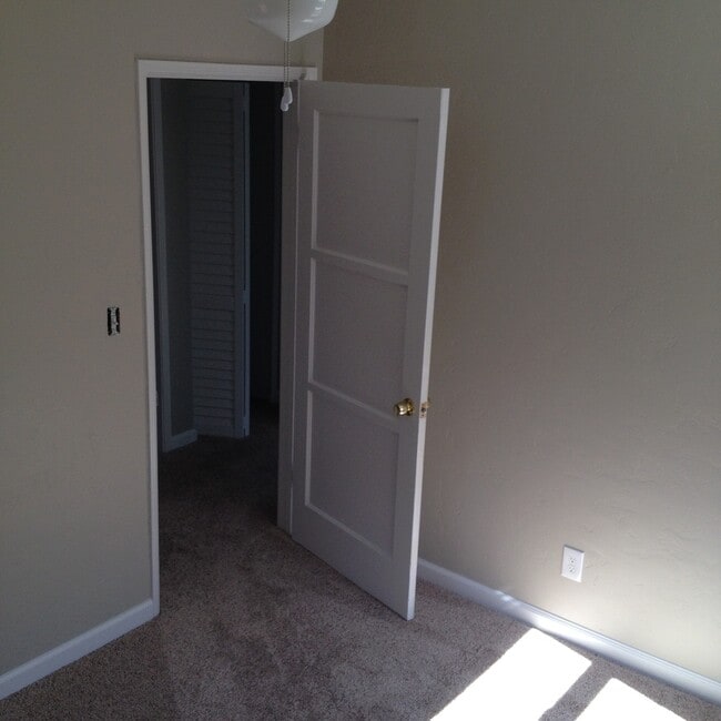 Building Photo - Beautiful 2bd/1ba Upstairs Duplex with a H...