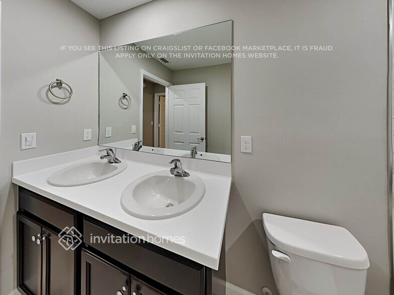 Building Photo - 558 Oldenberg St SW