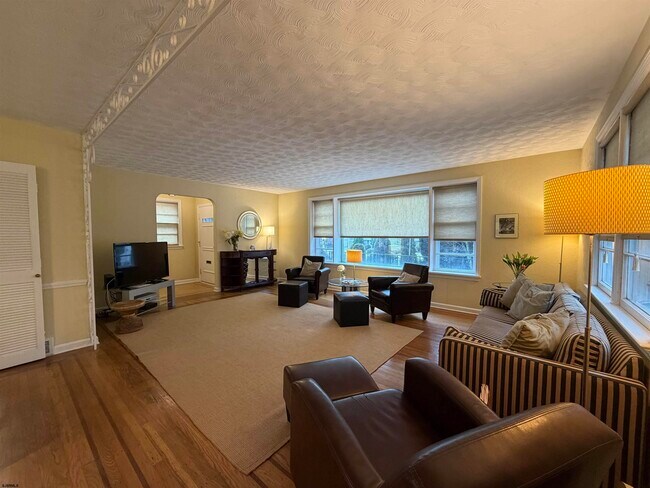 Building Photo - 33 N Gladstone Ave