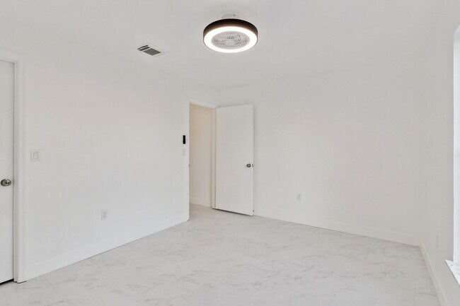 Building Photo - 527 Glade Ct