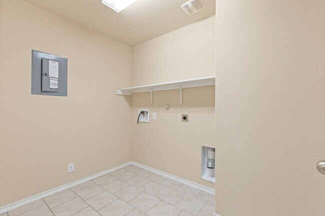 Building Photo - "Spacious 4-Bedroom Retreat in Schertz with 2.5 Baths!"