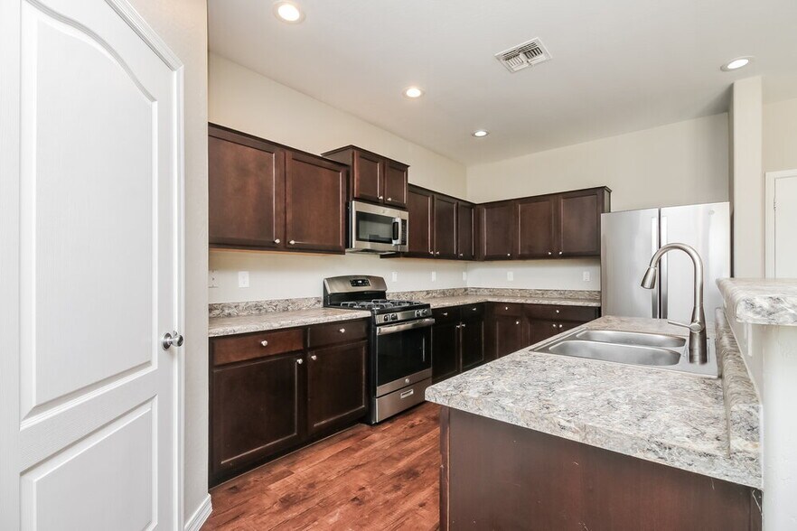 Building Photo - 4208 S 82nd Ln
