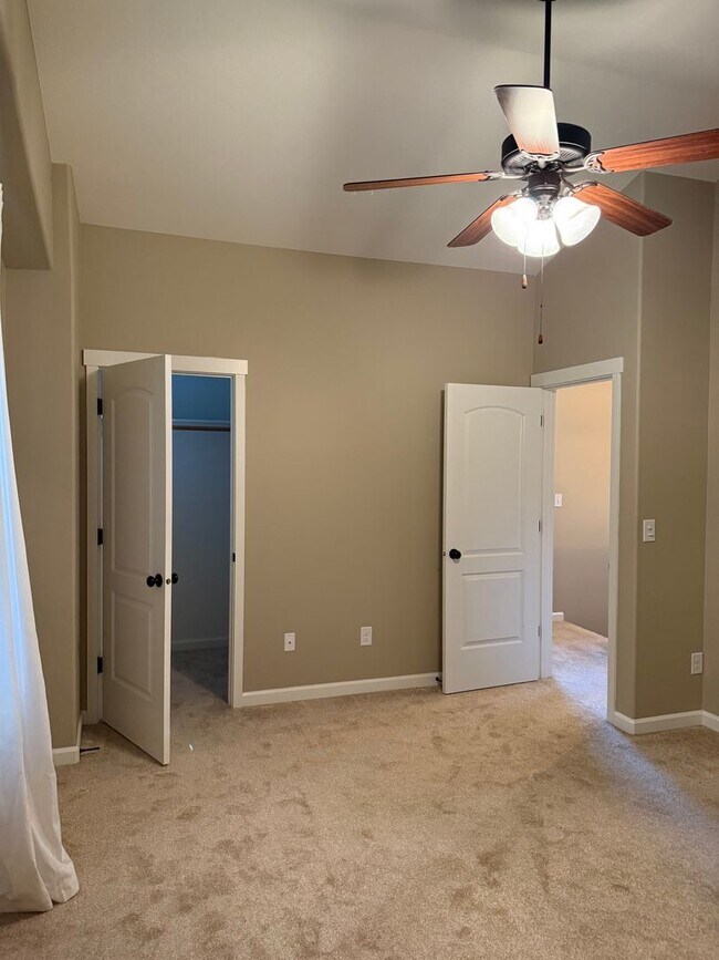 Building Photo - Beautiful 3 Bedroom House with High Ceilin...