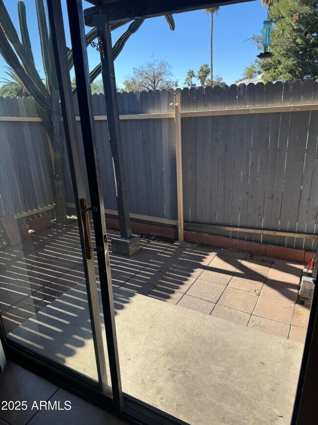 Building Photo - 286 W Palomino Dr