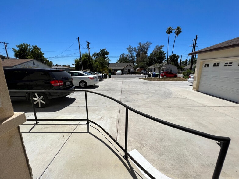 Building Photo - 10629 Lind Ave