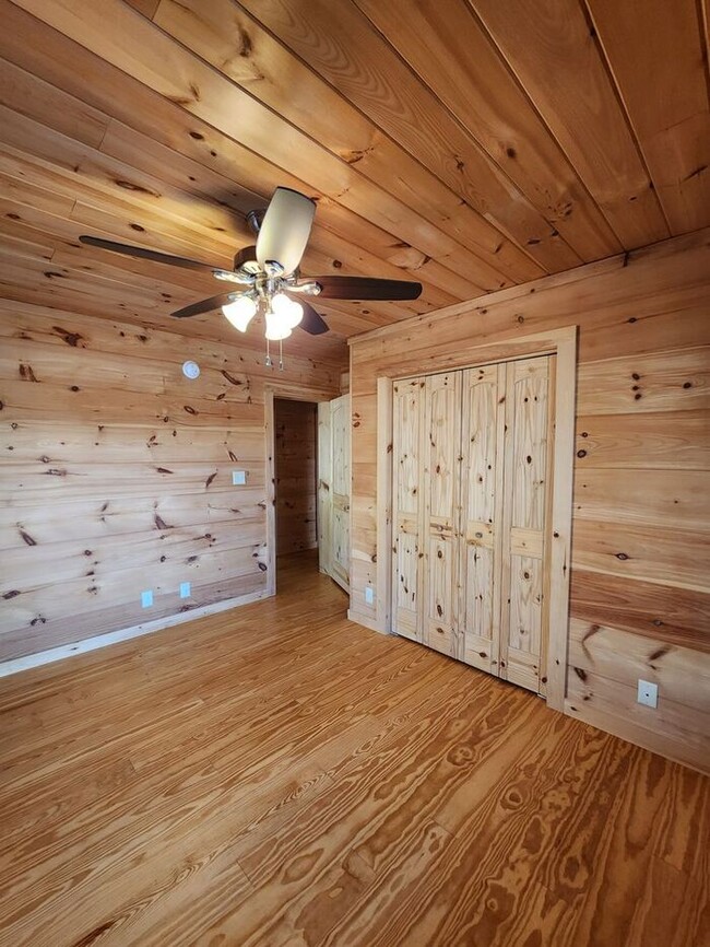 Building Photo - LOCATION! Black Mountain Log Cabin with a ...