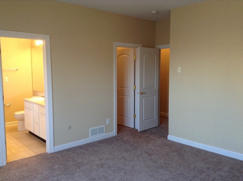 Building Photo - 9828 Rhodes Ln