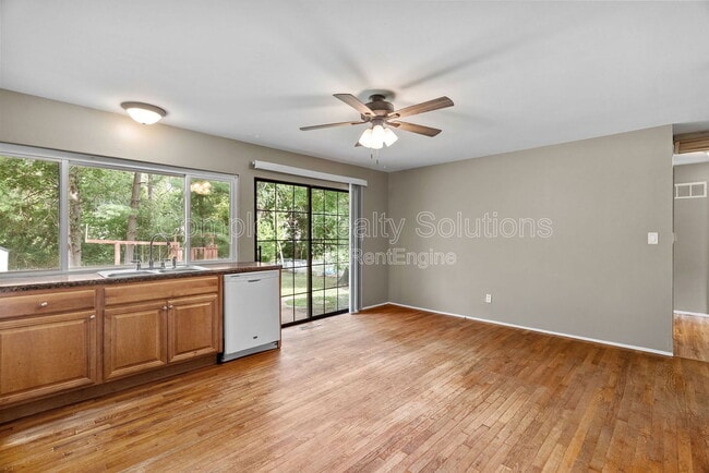Building Photo - 561 Golfwood Dr