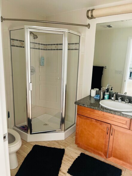 Building Photo - 555 Front St