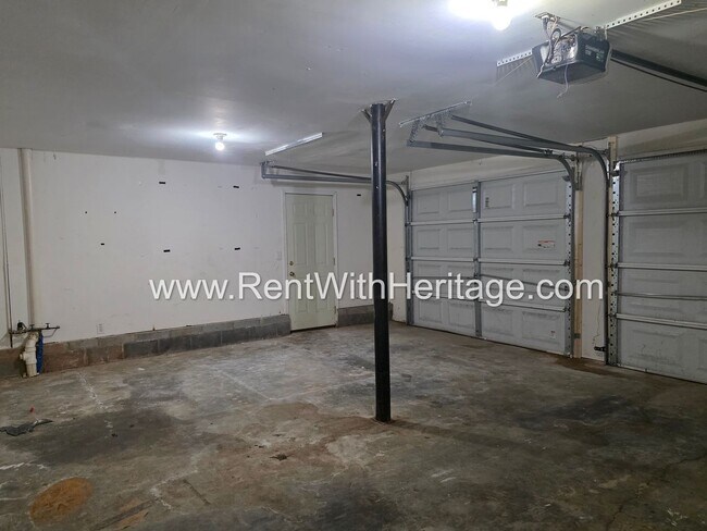 Building Photo - 6322 Hillview Ln