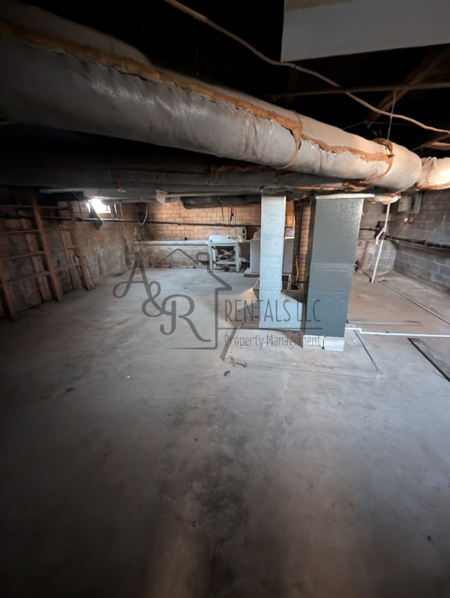 Building Photo - 206 W 1st St