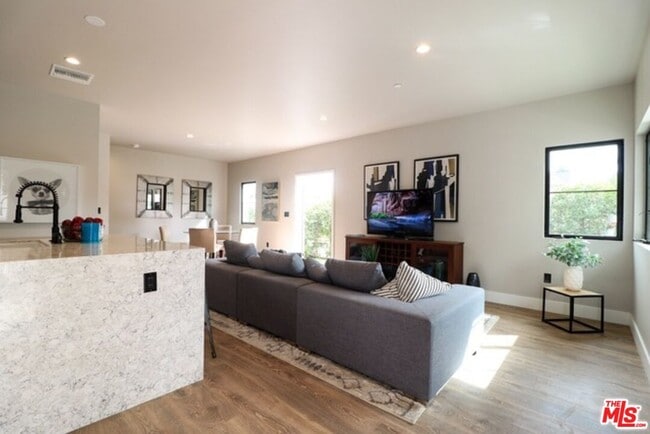 Building Photo - 1249 S Plymouth Blvd