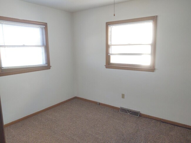 Building Photo - SW 413/415 Milan