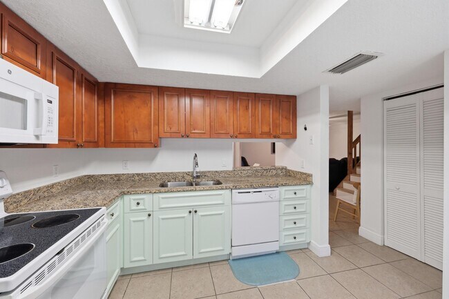 Building Photo - 301 Lakewood Dr