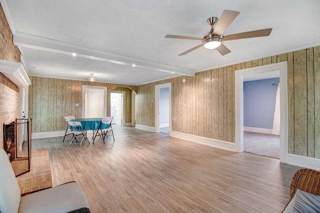 Building Photo - *FOR RENT* Beautifully Updated Home in Pri...
