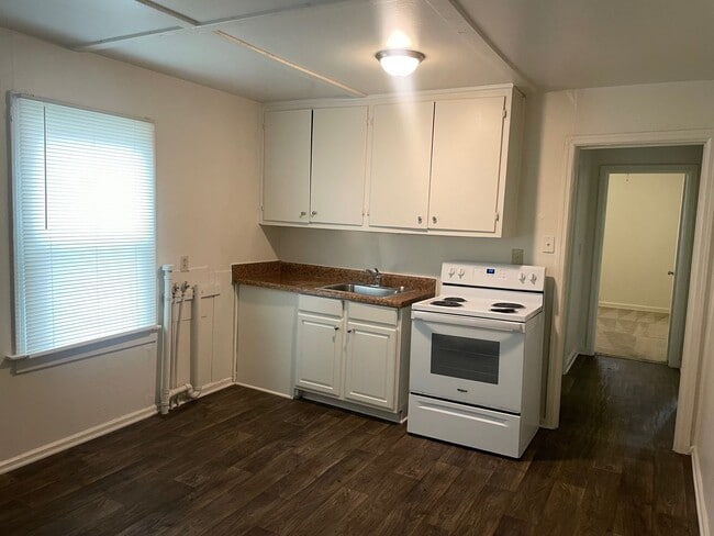 Building Photo - 2 BDRM 1 BA, 816 SQ FT HOME, DUKE POWER, CITY OF GREENSBORO WATER- $975 MONTH, $975 DEPOSIT!!