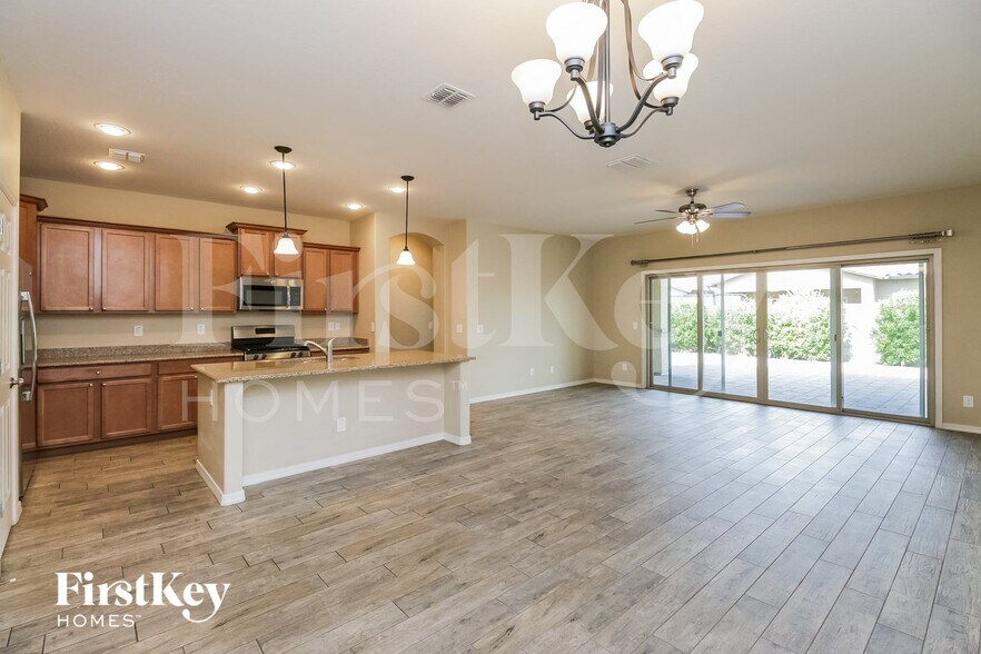 Building Photo - 376 W Flame Tree Ave