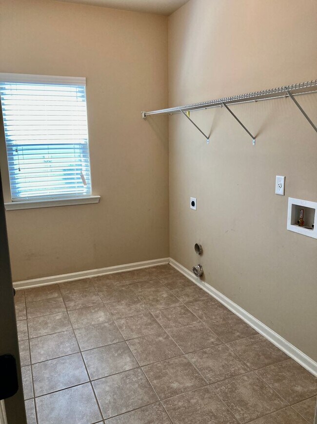 Building Photo - Spacious Grovetown Home